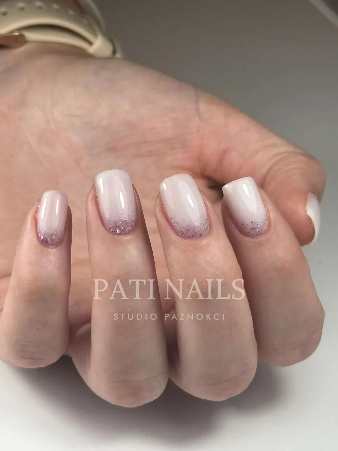 Manicure hybrydowy — realizacja PATI NAILS Studio Paznokci