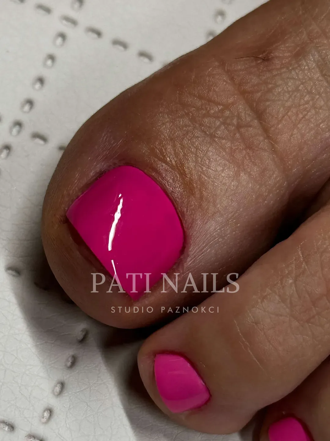 Pedicure hybrydowy — realizacja PATI NAILS Studio Paznokci
