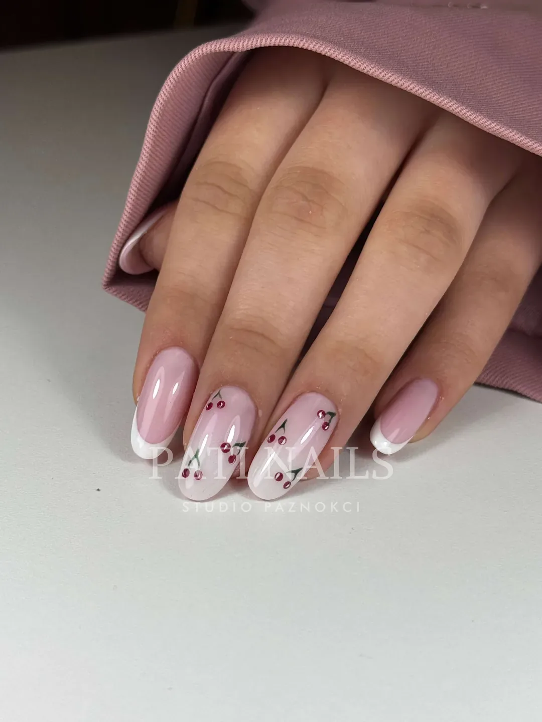 Dodatkowe zdobienia — realizacja PATI NAILS Studio Paznokci