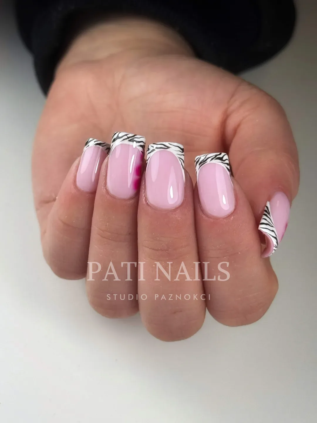 Dodatkowe zdobienia — realizacja PATI NAILS Studio Paznokci